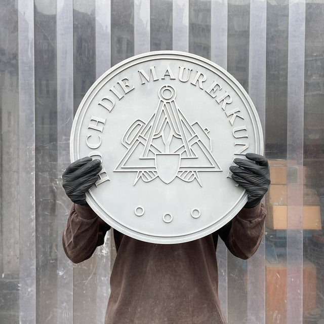 Hoch die Maurerkunst – Betonschild mit Relief