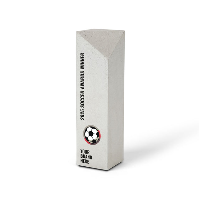 Minimalistischer Award aus Beton mit facettierter Spitze und Aufdruck „2025 Soccer Awards Winner“, mit Platzhalter für Logo und Branding.