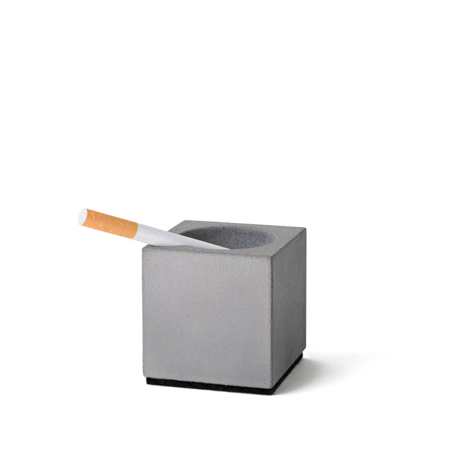 Kleiner Beton-Aschenbecher mit puristischer Ästhetik