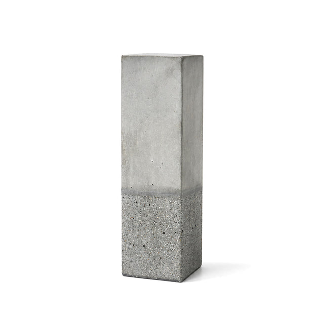 Quaderförmiger Beton-Award mit glatter oberer Hälfte und abgesäuerter, körniger unterer Hälfte auf weißem Hintergrund.