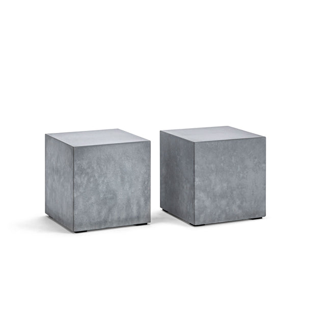 Elegante Beton-Buchstützen im 2er Set: Kubische Würfel mit 100 mm Kantenlänge, minimalistisches Design.