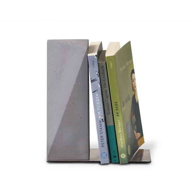 Klare Konturen und zeitloses Design: Die Beton-Buchstütze "Nordwand"