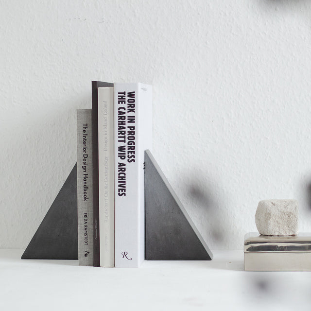 Zwei Betonbuchstützen: Schlicht, zeitlos und elegant - das perfekte Accessoire für Ihr Bücherregal.