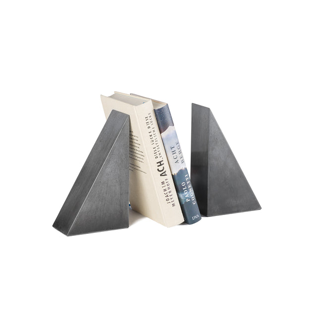 Betonbuchstützen im Doppelpack: Zwei minimalistische Betondreiecke für eine stilvolle und zeitlose Einrichtung.