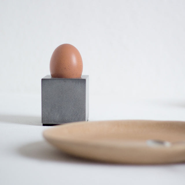 Schlichter Beton-Eierbecher mit kubischem Design und Filzunterseite