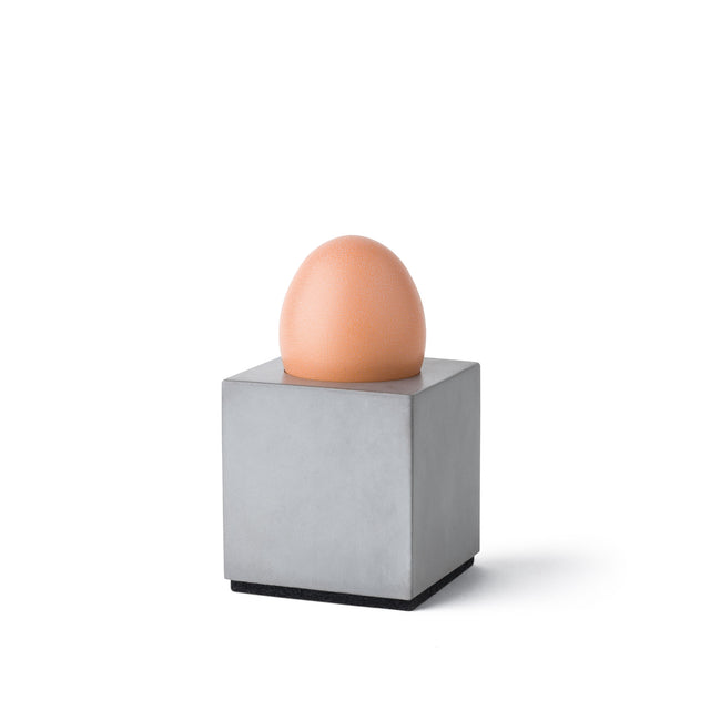 Beton-Eierbecher im minimalistischen Design mit kubischer Form und Filzunterseite