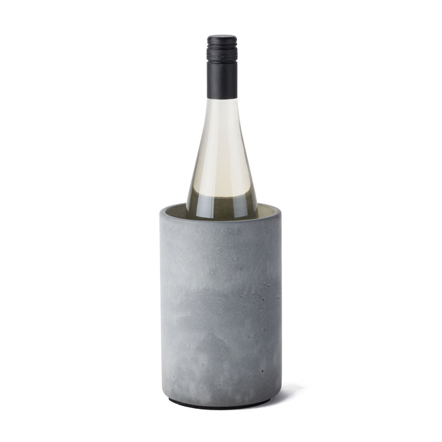 Stilvoller Beton-Flaschenkühler mit einer weiteren Weinflasche