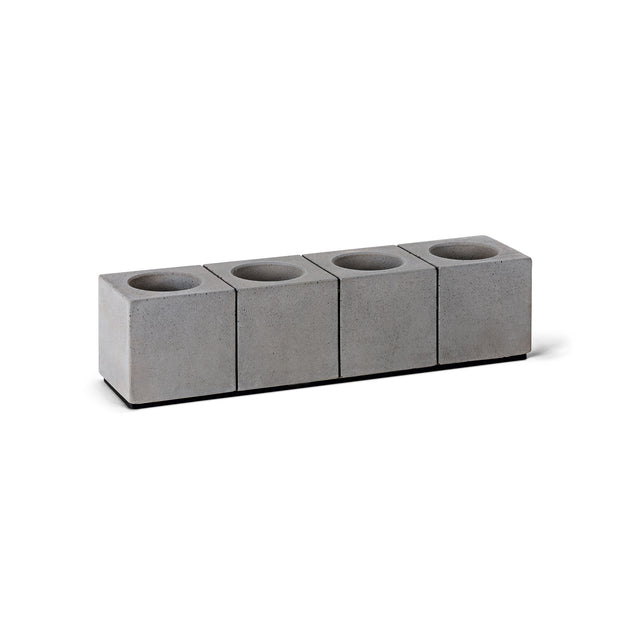 Ein minimalistischer Kerzenständer aus Beton für vier Teelichter
