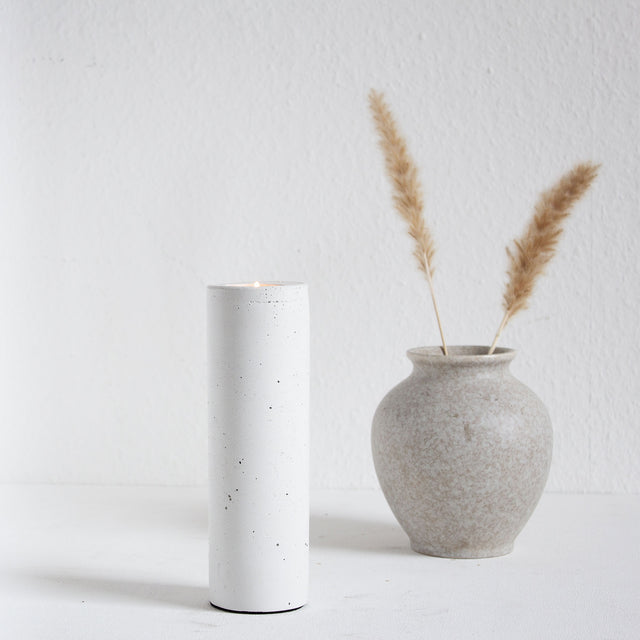 Minimalistischer Kerzenständer aus weißem Beton in zylindrischer Form