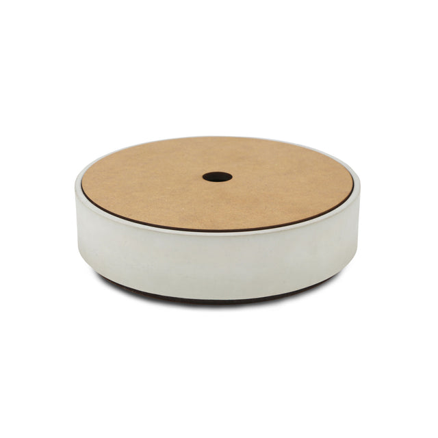 Stapelschale aus Beton mit charakteristischem MDF-Holzdeckel.