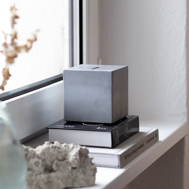 Beton-Spardose mit großem, kubischem Design.