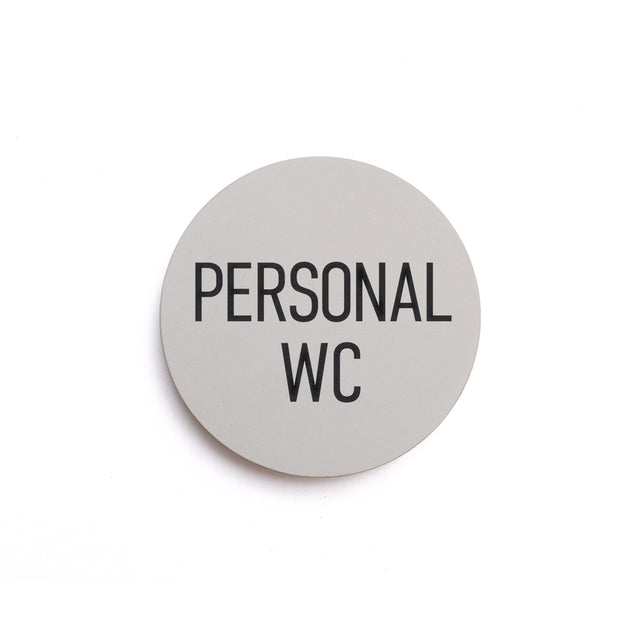 Betonhinweisschild mit dem Wort: PERSONAL WC