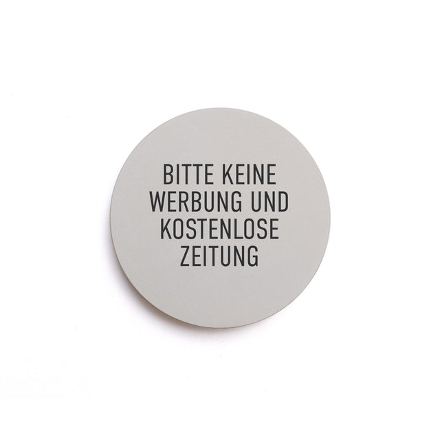 Hinweisschild aus Beton mit dem Text: BITTE KEINE WERBUNG UND KOSTENLOSE ZEITUNG