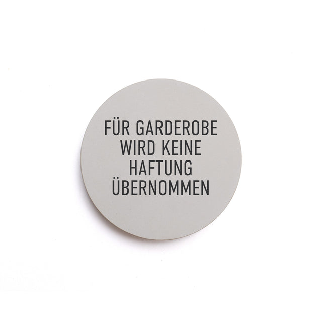 Hinweisschild aus Beton mit dem Text: Für Garderobe Wird Keine Haftung übernommen