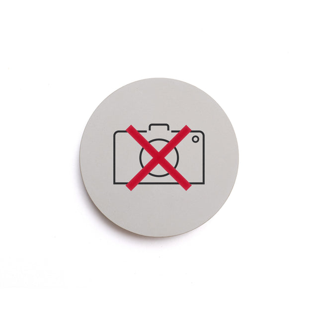 Betonhinweisschild mit dem Pictogramm: Fotografieren verboten