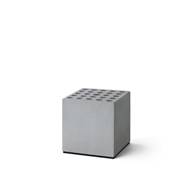 Ein minimalistischer Beton-Ordnungshelfer in Form eines großen Blocks
