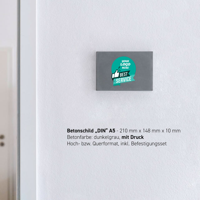 Betonschild aus dunkelgrauem Beton im Format DIN A5 mit UV Druck