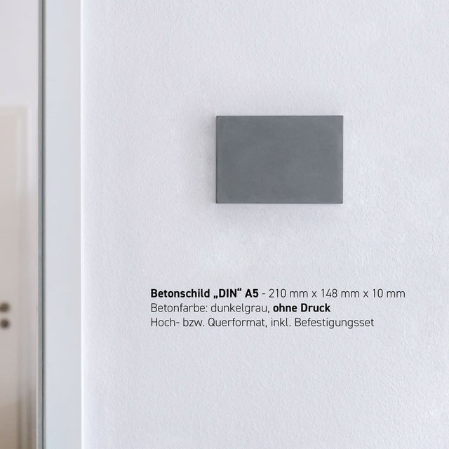 Betonschild aus dunkelgrauem Beton im Format DIN A5
