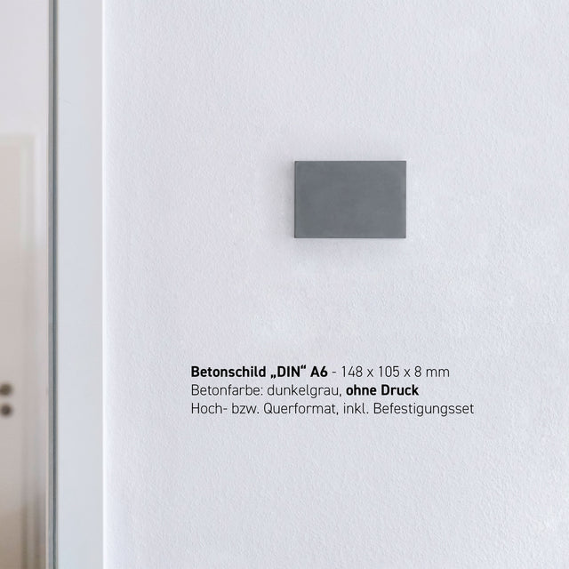 Betonschild aus dunkelgrauem Beton im Format DIN A6