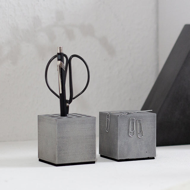 Beton-Stiftehalter und Büroklammernhalter im „Block“-Design: Ein minimalistisches Set für Ihren Schreibtisch.