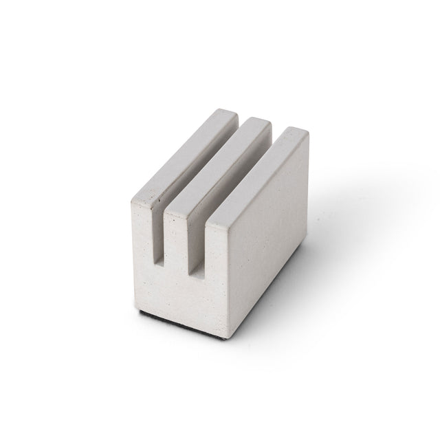 Tischaufsteller aus hellem Beton mit zwei Einsteckschlitzen für Karten oder Schilder, isometrische Produktansicht.