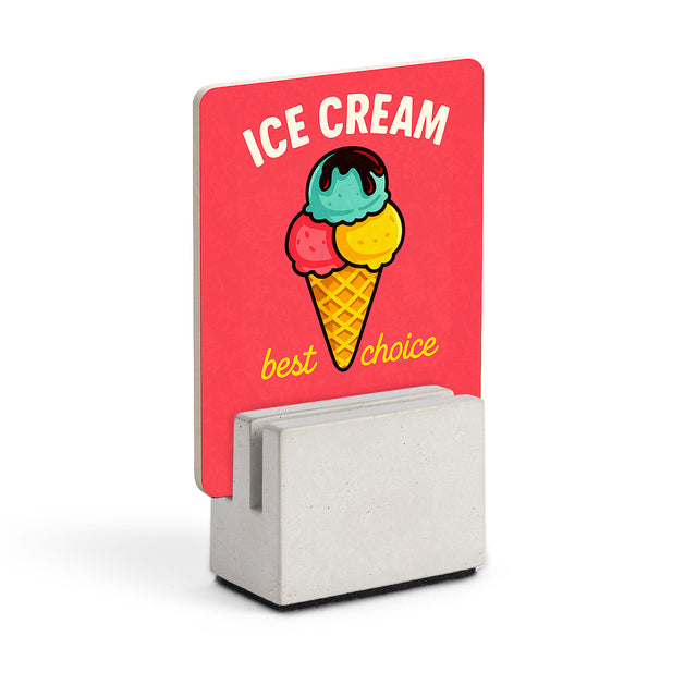 Tischaufsteller aus hellem Beton mit Einsteckschild, Beispiel mit buntem Eis-Werbeschild.