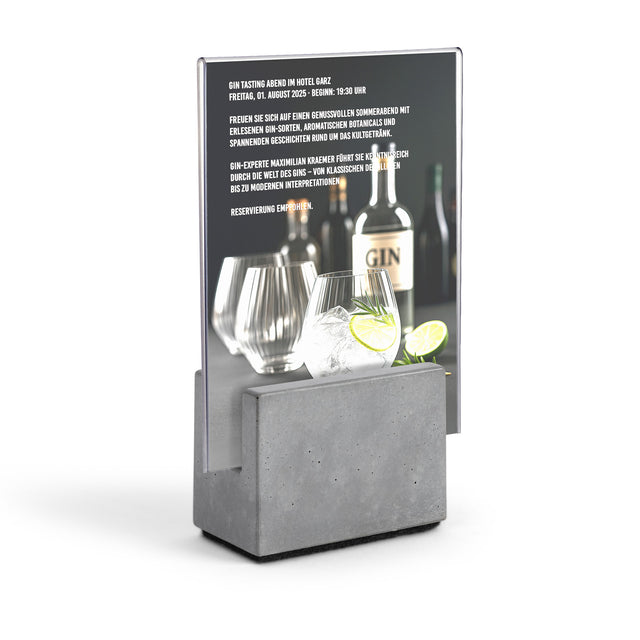 Tischaufsteller aus Beton mit Acrylglastasche und eingesetzter DIN-A6-Tasche.