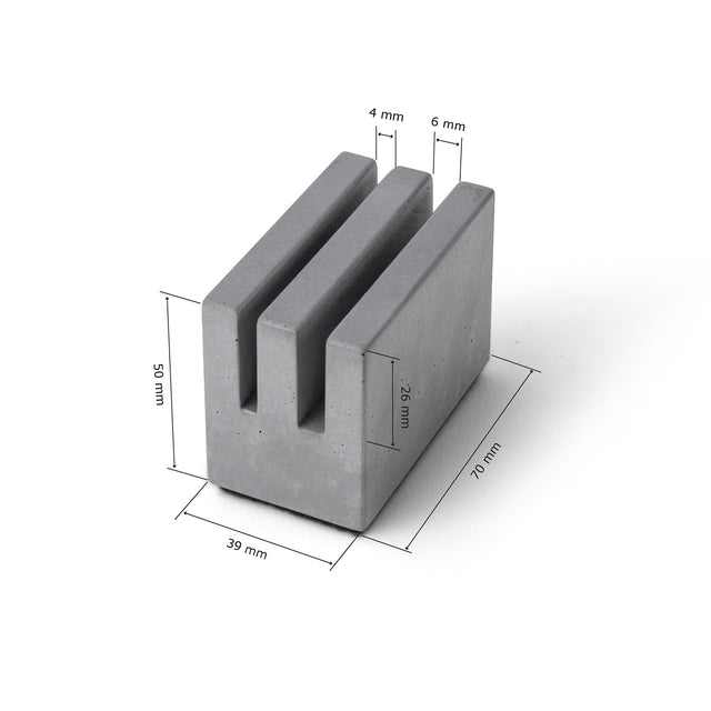 Tischaufsteller „T&D“ aus dunkelgrauem Beton