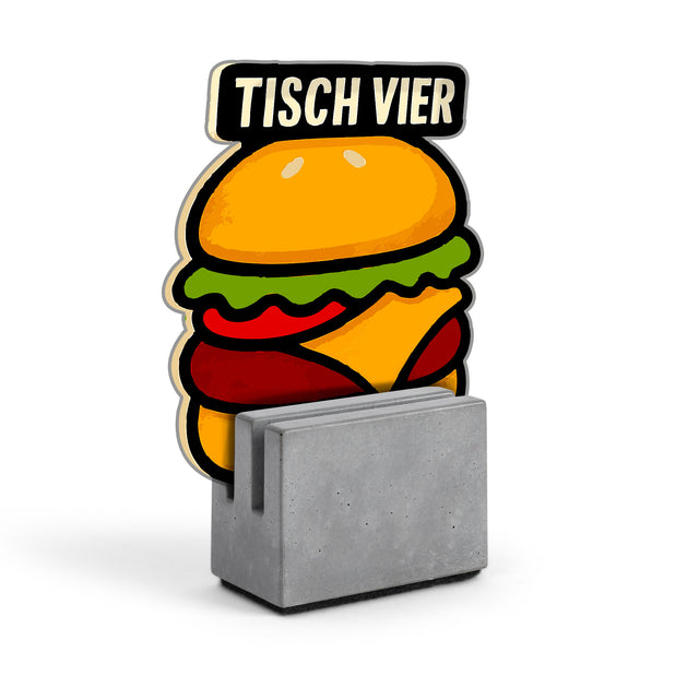 Tischaufsteller aus Beton mit eingestecktem Werbeschild „Tisch Vier“ in Burgerform.