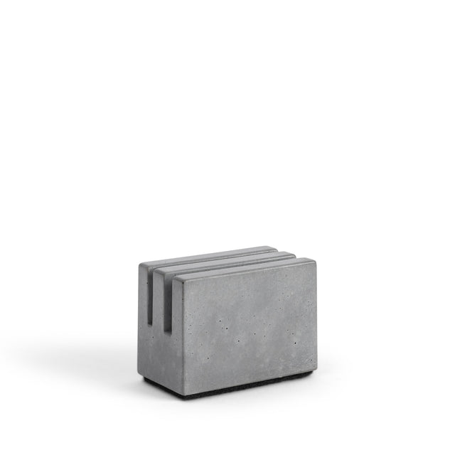 Tischaufsteller aus grauem Beton mit zwei Einsteckschlitzen für Karten oder Schilder.