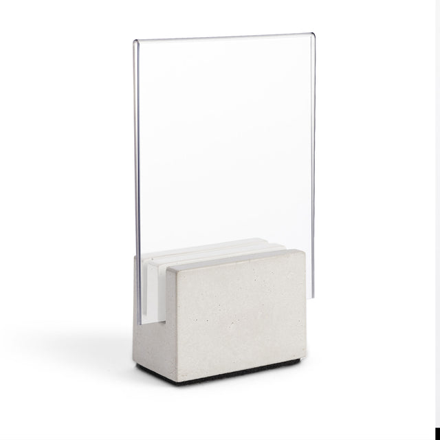 Tischaufsteller aus hellem Beton mit Acrylglastasche für DIN-A6-Einleger, leere Präsentationsdarstellung.