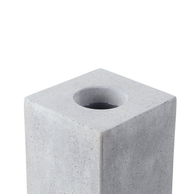 Detailaufnahme einer minimalistischen Betonvase