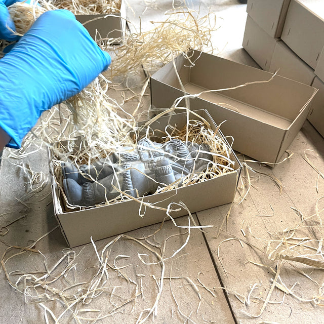 Der Beton Weihnachtsmann wird sicher in einem Stülpdeckelkarton verpackt