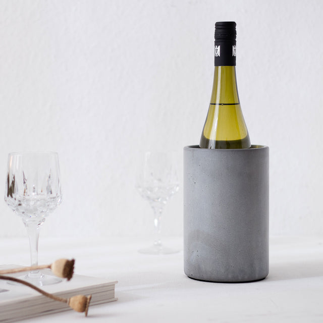 Charmanter Beton-Flaschenkühler, perfekt für eine Weinflasche