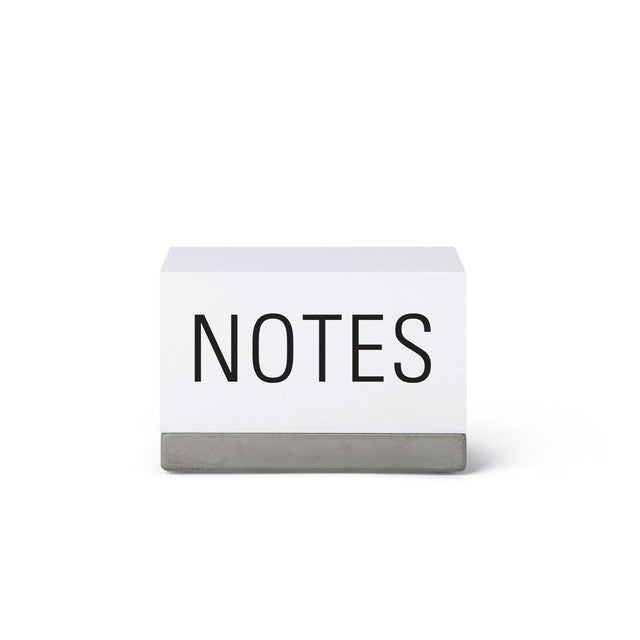 Schreibtisch-Accessoire: Beton-Zettelklotz mit dem Schriftzug "NEW NOTES"