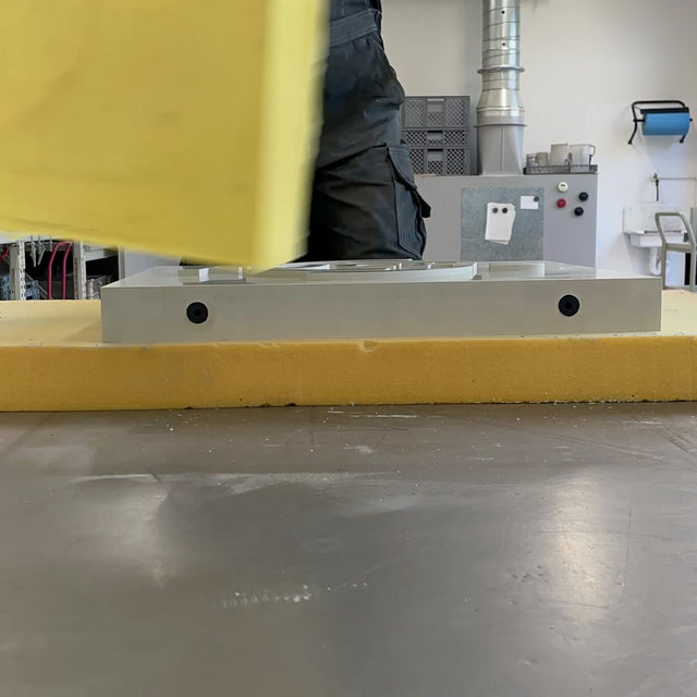 Betonschild für FUCHS – präzise gefertigt, porenfrei gegossen