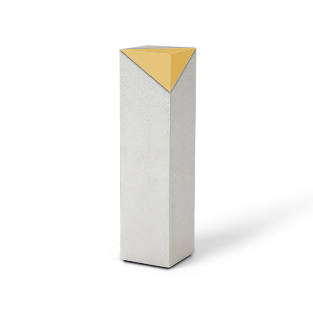 Schlanke Betontrophäe mit facettierter Spitze und aufgesetztem goldfarbenem 3D-Druck-Element.
