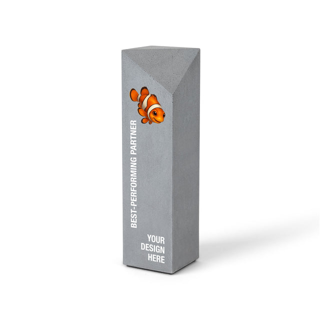 Facettierter Award aus grauem Beton mit Aufdruck „Best-Performing Partner“ und Fischmotiv sowie Platzhalter für individuelles Branding.