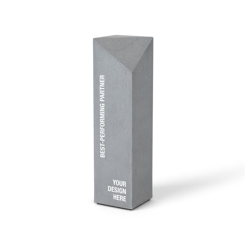 Award aus grauem Beton mit Aufdruck „Best-Performing Partner“ und Platzhalter für individuelles Design.