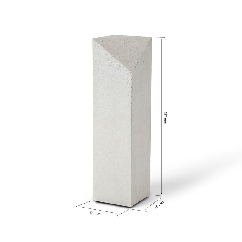 Beton-Award mit facettierter Spitze, helle Betonoberfläche, Höhe 227 mm, Grundfläche 60 × 60 mm.