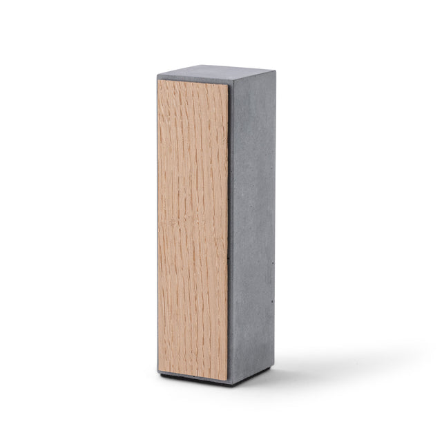 Moderner Award aus grauem Beton mit eingelassener Frontplatte aus hellem Holz, minimalistische rechteckige Form.