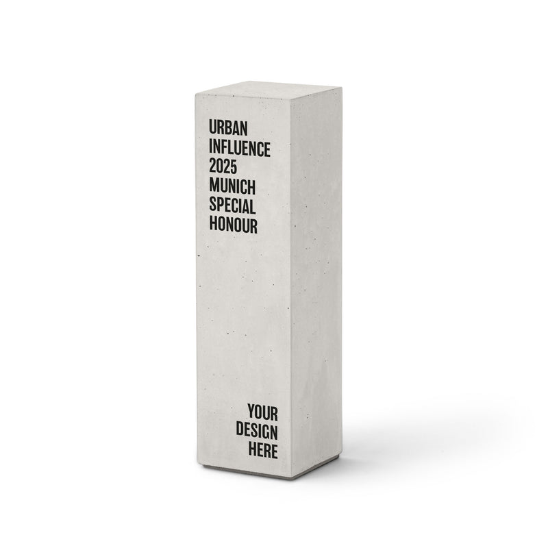 Minimalistische Betontrophäe mit schwarzem Schriftzug „Urban Influence 2025 Munich Special Honour“.