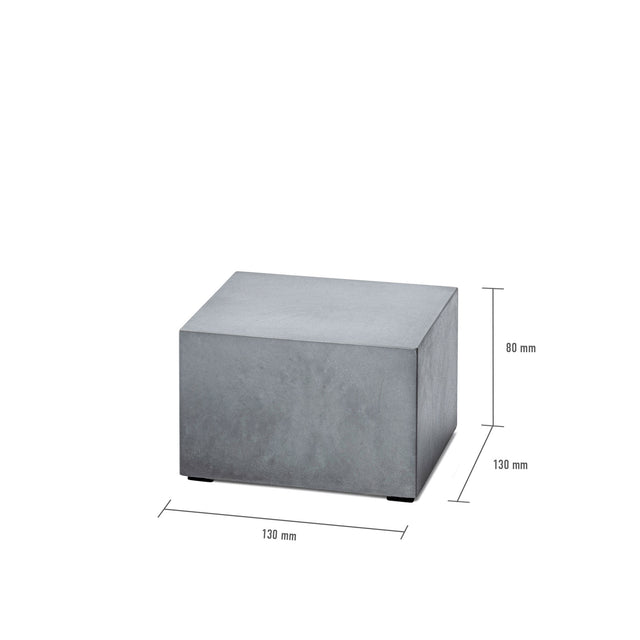 Schlichter Betonsockel in der Größe von 130 mm x 130 mm x 80 mm.