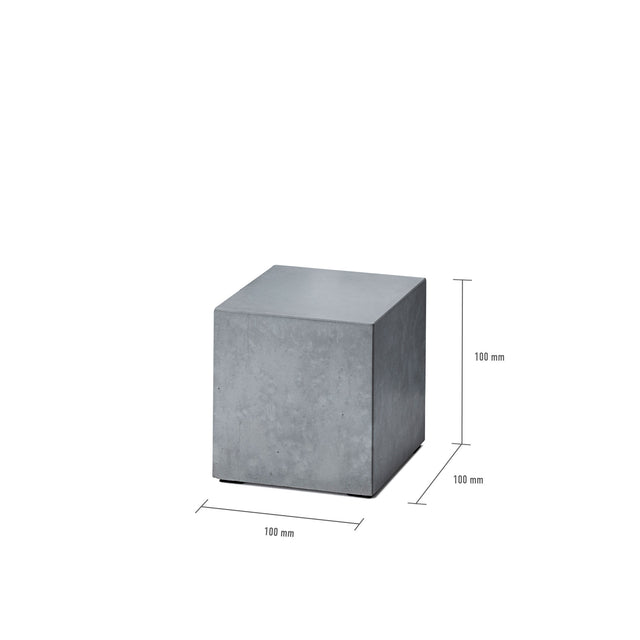 Feiner Betonsockel in der Größe von 100 mm x 100 mm x 100 mm.