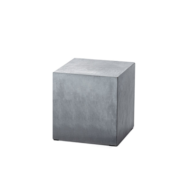 Schöner Betonsockel in der Größe von 130 mm x 130 mm x 130 mm.