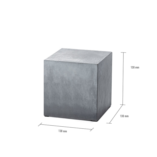 Feiner Betonsockel in der Größe von 130 mm x 130 mm x 130 mm.