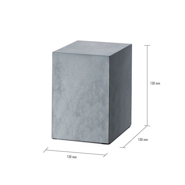 Samtweicher Betonsockel in der Größe von 130 mm x 130 mm x 180 mm.