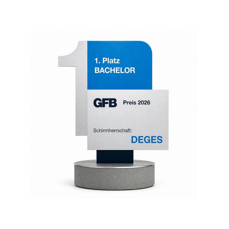 Trophäe des GFB-Preises 2026 unter der Schirmherrschaft von DEGES für den 1. Platz Bachelor – bestehend aus einem runden Betonsockel, einem dunkelblauen Stiel und einer Aluminiumplatte in Form einer stilisierten „1" mit blau bedrucktem Bereich.