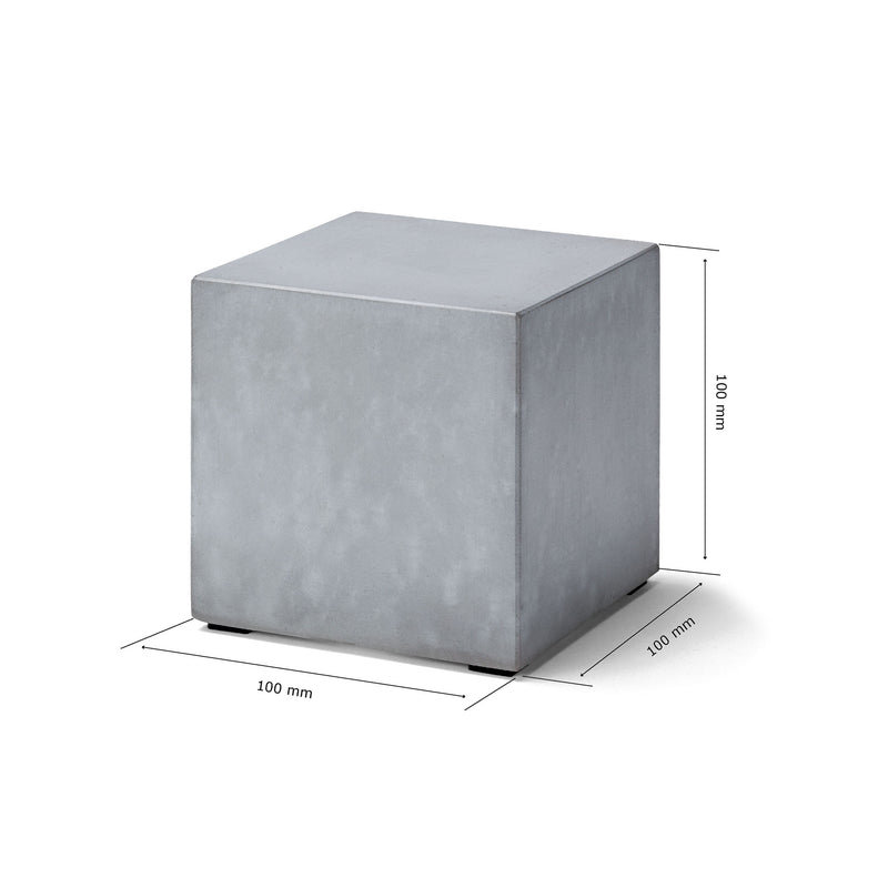Kubischer Award aus grauem Beton mit klarer Form und sichtbaren Maßangaben von 100 × 100 × 100 mm.