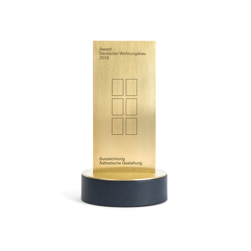Ein exklusiver zweiteiliger Award aus Beton und Messing, mit präziser Laserbeschriftung verziert
